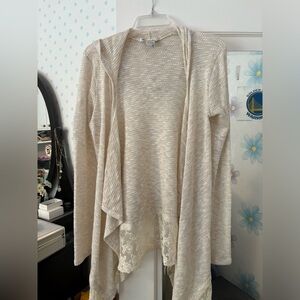 Cardigan- hoodie with lace along the bottom